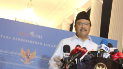 Menteri Sosial Saifullah Yusuf atau Gus Ipul memberikan keterangan pers di Istana Kepresidenan Jakarta, Selasa (4/3/2025). ANTARA/Livia Kristianti