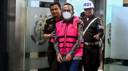 Direktur Utama PT Pertamina Patra Niaga Riva Siahaan (tengah) berjalan memasuki mobil tahanan usai ditetapkan sebagai tersangka kasus dugaan korupsi dalam tata kelola minyak mentah dan produk kilang pada PT Pertamina Subholding dan Kontraktor Kontrak Kerja Sama (KKKS) tahun 2018–2023 di Kejaksaan Agung, Jakarta, Selasa (25/2/2025). Kejaksaan Agung menetapkan tujuh tersangka dalam kasus dugaan korupsi tata kelola minyak mentah dan produk kilang pada PT Pertamina Subholding dan Kontraktor Kontrak Kerja Sama (KKKS) tahun 2018–2023. ANTARA FOTO/Rivan Awal Lingga/nym.