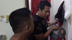 Aparat kepolisian berseragam bebas menemukan paket sabu-sabu dalam gendongan bayi dari aksi penggeledahan di kamar indekos terduga pengedar inisial MTH di Mataram, NTB, Rabu dinihari (5/3/2025). (ANTARA/HO-Polresta Mataram)
