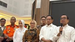 Kepala BMKG Dwikorita Karnawati (ketiga kiri), Menteri PPPA Arifah Choiri Fauzi (tengah), Mendagri Tito Karnavian (kedua kanan) dan Menko PMK Pratikno (kanan) dalam konferensi pers usai rapat persiapan hari raya dan libur Idul Fitri di Jakarta, Rabu (5/3/2025) ANTARA/Prisca Triferna