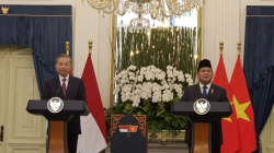 Presiden RI Prabowo Subianto bersama dengan Sekretaris Jenderal Partai Komunis Vietnam To Lam memberikan pernyataan bersama di Istana Merdeka, Jakarta, Senin (10/3/2025). ANTARA/Livia Kristianti