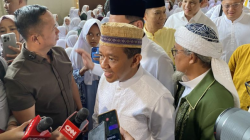 Menteri Energi dan Sumber Daya Mineral (ESDM) Bahlil Lahadalia menjawab pertanyaan wartawan usai kegiatannya di Pondok Pesantren Miftahul Huda, Manonjaya, Tasikmalaya, Jawa Barat, Sabtu (15/3/2025). (ANTARA/Fath Putra Mulya)