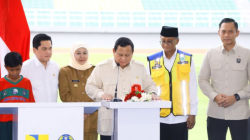 Gubernur Jatim Khofifah Indar Parawansa (ketiga kiri) mendampingi Presiden Prabowo Subianto meresmikan renovasi Stadion Gelora Delta Sidoarjo, Senin (17/3/2025). ANTARA/HO-Biro Adpim Jatim