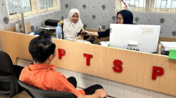 Penyidik Tipider Polres Gowa menunggu tanda terima usai menyerahkan berkas perkara terkait kasus uang palsu di ruangan PTSP Kantor Kejaksaan Negeri Kabupaten Gowa, Sulawesi Selatan. ANTARA/HO-Dokumentasi Kejati Sulsel.