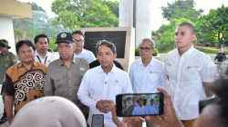 Menhut Raja Juli Antoni (tengah) dan Dirjen KSDAE Satyawan Pudyatmoko (kedua kiri) dalam acara di TMII, Jakarta, Selasa (18/3/2024) ANTARA/HO-Kemenhut