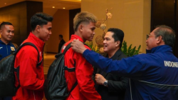 Ketua Umum PSSI Erick Thohir (kedua kanan) menyalami pemain Timnas Indonesia saat melepas keberangkatan pemain dan ofisial Timnas Indonesia menuju Australia di Jakarta, Minggu (16/3/2025). Timnas Indonesia akan bertanding melawan Timnas Australia dalam putaran ketiga Kualifikasi Piala Dunia 2026 Grup C pada Kamis (20/3) di Stadion Sepak Bola Sydney. (ANTARA FOTO/HO/Humas PSSI/tom.)