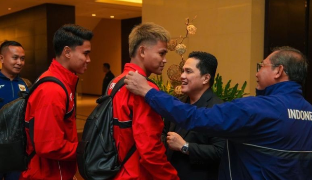 Ketua Umum PSSI Erick Thohir (kedua kanan) menyalami pemain Timnas Indonesia saat melepas keberangkatan pemain dan ofisial Timnas Indonesia menuju Australia di Jakarta, Minggu (16/3/2025). Timnas Indonesia akan bertanding melawan Timnas Australia dalam putaran ketiga Kualifikasi Piala Dunia 2026 Grup C pada Kamis (20/3) di Stadion Sepak Bola Sydney. (ANTARA FOTO/HO/Humas PSSI/tom.)