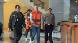 Dua tersangka kasus dugaan tindak pidana korupsi pemberian fasilitas kredit oleh Lembaga Pembiayaan Ekspor Indonesia (LPEI) saat diarahkan berjalan menuju ruang konferensi pers di Gedung Merah Putih KPK, Jakarta, Kamis (20/3/2025). (ANTARA/Rio Feisal)