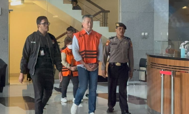 Dua tersangka kasus dugaan tindak pidana korupsi pemberian fasilitas kredit oleh Lembaga Pembiayaan Ekspor Indonesia (LPEI) saat diarahkan berjalan menuju ruang konferensi pers di Gedung Merah Putih KPK, Jakarta, Kamis (20/3/2025). (ANTARA/Rio Feisal)