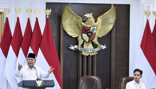 Presiden Prabowo Subianto (kiri) disaksikan Wakil Presiden Gibran Rakabuming Raka memberikan pengantar saat memimpin sidang kabinet paripurna di Kantor Presiden, Jakarta, Jumat (21/3/2025). Sidang kabinet paripurna tersebut membahas persiapan jelang Hari Raya Idul Fitri 1446 Hijriah. ANTARA FOTO/Hafidz Mubarak A/tom.