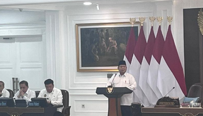 Presiden RI Prabowo Subianto memberikan arahan saat Sidang Kabinet Paripurna di Kantor Presiden, Istana Kepresidenan Jakarta, Jumat (21/3/2025). ANTARA/Fathur Rochman