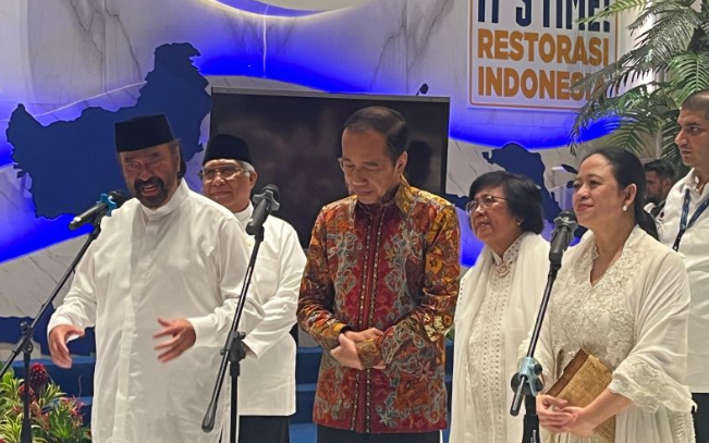 Ketua Umum Partai NasDem Surya Paloh, Presiden ke-7 RI Joko Widodo dan Ketua DPR RI Puan Maharani (ki-ka) saat memberikan keterangan kepada awak media di NasDem Tower, Jakarta, Jumat (21/3/2025). ANTARA/Narda Margaretha Sinambela