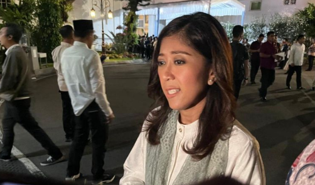 Menteri Komunikasi dan Digital Meutya Hafid dalam wawancara cegat di Kompleks Istana Kepresidenan, Jakarta, Jumat (21/3/2025). (ANTARA/Fathur Rochman)