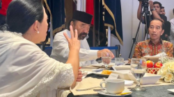 Ketua DPR RI Puan Maharani saat berbincang dengan Presiden ke-7 RI Jokowi pada buka puasa bersama DPP Partai NasDem di Ballroom NasDem Tower, Jakarta, Jumat (21/3/2025). ANTARA/Narda Margaretha Sinambela