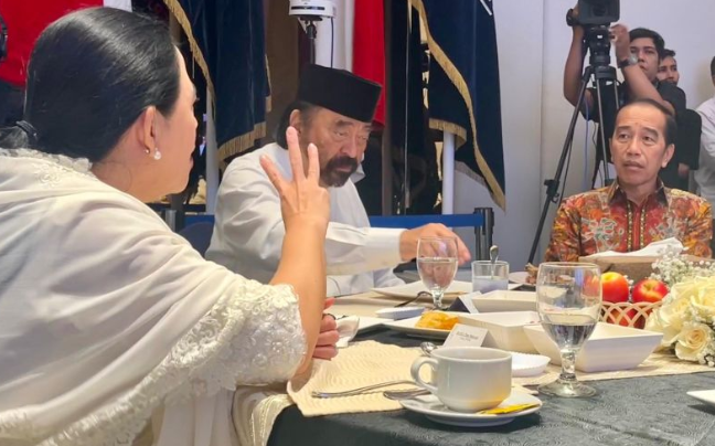 Ketua DPR RI Puan Maharani saat berbincang dengan Presiden ke-7 RI Jokowi pada buka puasa bersama DPP Partai NasDem di Ballroom NasDem Tower, Jakarta, Jumat (21/3/2025). ANTARA/Narda Margaretha Sinambela
