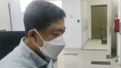 Mantan Direktur Utama PT Pertamina Patra Niaga Alfian Nasution berjalan menuju mobil miliknya usai diperiksa sebagai saksi di Gedung Kejaksaan Agung, Jakarta, Jumat (21/3/2025). (ANTARA/Nadia Putri Rahmani)