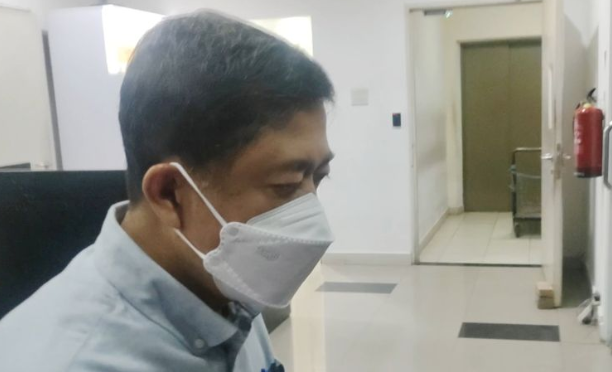 Mantan Direktur Utama PT Pertamina Patra Niaga Alfian Nasution berjalan menuju mobil miliknya usai diperiksa sebagai saksi di Gedung Kejaksaan Agung, Jakarta, Jumat (21/3/2025). (ANTARA/Nadia Putri Rahmani)