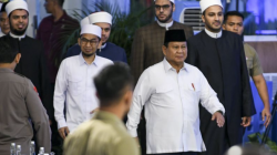 Presiden Prabowo Subianto (kedua kanan) bersama Ustaz Adi Hidayat (kedua kiri) menghadiri buka puasa bersama Kabinet Merah Putih di Kompleks Istana Kepresidenan, Jakarta, Jumat (21/3/2025). . ANTARA FOTO/Hafidz Mubarak A/foc.