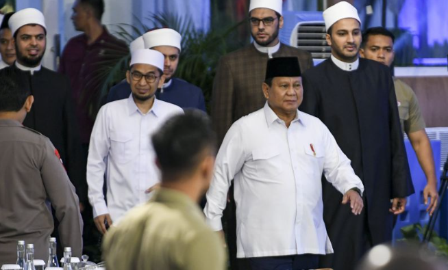 Presiden Prabowo Subianto (kedua kanan) bersama Ustaz Adi Hidayat (kedua kiri) menghadiri buka puasa bersama Kabinet Merah Putih di Kompleks Istana Kepresidenan, Jakarta, Jumat (21/3/2025). . ANTARA FOTO/Hafidz Mubarak A/foc.