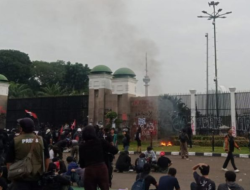 Polisi Bubarkan Paksa Demonstrasi UU TNI di Depan DPR