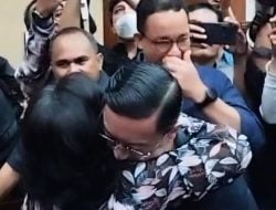 Jalani Sidang Perdana Kasus Korupsi Impor Gula, Tom Lembong Peluk Istri dan Salami Anies Baswedan