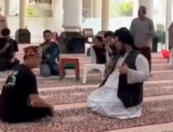 Bobon Santoso Mantap Masuk Islam, Ucapkan Syahadat dengan Bimbingan Ustaz Derry Sulaiman