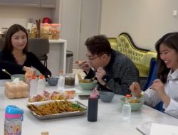 Berbuka Puasa Bersama, Richard Lee Hadiahkan Hijab untuk Sarwendah: Biar Ikutan Hijrah
