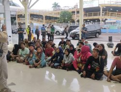Usai Viral Panjat Tali Kapal, Pedagang Asongan Pelabuhan Makassar Ditertibkan