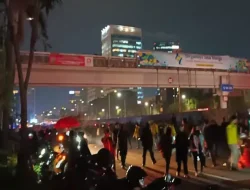 Demo Tolak Revisi UU TNI, Aparat Bubarkan Massa Demo di Jalan Gatot Subroto