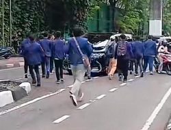 Viral! Mahasiswa Adang Mobil Menteri Hukum, Supratman Andi Agtas Akhirnya Turun dan Berdialog