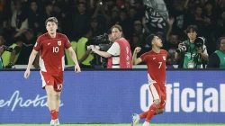 Para pemain Timnas Indonesia melakukan selebrasi dan merayakan gol Ole Romeny (kiri) di babak pertama. (Dery Ridwansah/JawaPos.com)