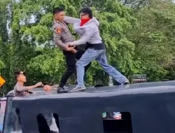 Viral! Adu Mekanik Polisi vs Mahasiswa di Depan Kantor DPRD Sulawesi Utara