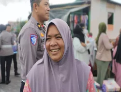 Dapat Bantuan dari Polisi, Emak-emak di Makassar: untuk Makan Sahur