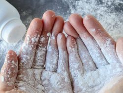 Di Balik Lembutnya Bedak: Fakta Talc yang Perlu Kamu Tahu