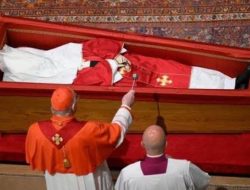 Prosesi Sakral, Ibadah Penyegelan Peti Jenazah Paus Fransiskus Sebelum Dimakamkan di Santa Maria Maggiore