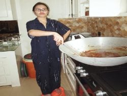 Prilly Latuconsina Masak Rendang 8 Kilogram, Diselamatkan Kursi Oren