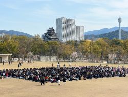 Ribuan Umat Islam Salat Idulfitri di Depan Stadion Terbesar Hiroshima, Diwarnai Budaya dari Berbagai Negara