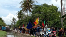 Suasana prosesi adat "Katto Bokko" dengan iring-iringan membawa hasil panen menuju rumah adat "Balla Lompoa di Kassi Kebo, Kecamatan Maros Baru, Kabupaten Maros, Sulawesi Selatan. ANTARA/ Suriani Mappong