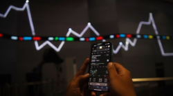 Ilustrasi - Karyawan melintas di dekat monitor pergerakan Indeks Harga Saham Gabungan (IHSG) di Bursa Efek Indonesia, Jakarta. (ANTARA FOTO/Sigid Kurniawan/aww/aa.)