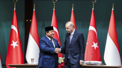 Presiden Prabowo Subianto (kiri) berjabat tangan dengan Presiden Turki Recep Tayyip Erdogan (kanan) usai menyaksikan penandatanganan memorandum dan kerjasama di Istana Kepresidenan Turki, Ankara, Turki, Kamis (10/4/2025). Pemerintah RI dan Pemerintah Republik Turki menyepakati tiga poin kerja sama dengan penandatanganan dokumen kerja sama oleh masing-masing pejabat tinggi sebagai bukti kemitraan solid antara dua negara itu. ANTARA FOTO/Galih Pradipta (ANTARA FOTO/GALIH PRADIPTA)