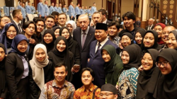 Presiden RI Prabowo Subianto dan Presiden Turki Recep Tayyip Erdogan berfoto bersama para mahasiswa Indonesia yang belajar di Turki usai diselenggarakannya jamuan makan malam di Antalya, Turki, Jumat (11/4/2025) (ANTARA/HO-Tim Media Presiden RI Prabowo Subianto)