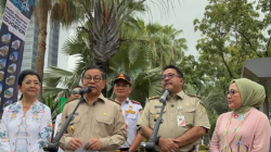 Gubernur DKI Jakarta Pramono Anung dan Wakil Gubernur Jakarta Rano Karno didampingi istri saat dijumpai di Halte Transjakarta depan Balai Kota, Senin (21/4/2025). ANTARA/Lifia Mawaddah Putri.