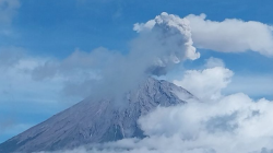 Gunung Semeru erupsi dengan tinggi letusan 800 meter di atas puncak pada Selasa (22/4/2025) pukul 08.42 WIB. ANTARA/HO-PVMBG