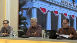 (kiri-kanan): Direktur Informasi dan Media Kemlu RI Hartyo Harkomoyo, Juru Bicara Kemlu RI Rolliansyah Soemirat, Direktur PWNI Kemlu RI Juidha Nugraha dalam arahan pers di Jakarta, Kamis (24/4/2025). (ANTARA/Cindy Frishanti)