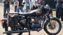 Sejumlah jurnalis mengambil gambar motor Royal Enfield Classic 500 Limited Edition yang disita Komisi Pemberantasan Korupsi (KPK) dari mantan Gubernur Jawa Barat Ridwan Kamil dan disimpan di Rumah Penyimpanan Benda Sitaan Negara KPK Cawang, Jakarta Timur, Jumat (25/4/2025). ANTARA/Fianda Sjofjan Rassat