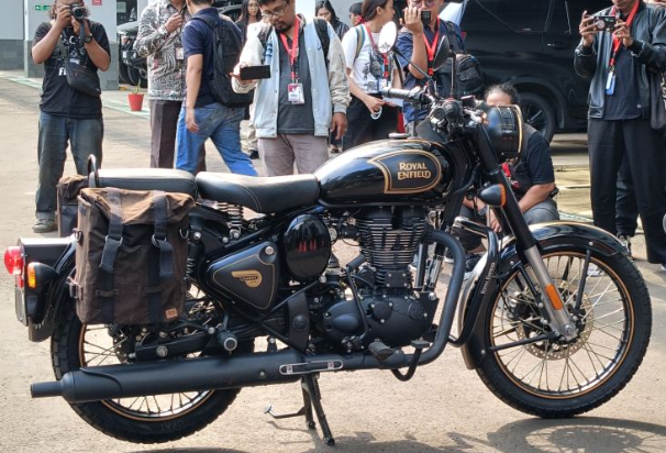 Sejumlah jurnalis mengambil gambar motor Royal Enfield Classic 500 Limited Edition yang disita Komisi Pemberantasan Korupsi (KPK) dari mantan Gubernur Jawa Barat Ridwan Kamil dan disimpan di Rumah Penyimpanan Benda Sitaan Negara KPK Cawang, Jakarta Timur, Jumat (25/4/2025). ANTARA/Fianda Sjofjan Rassat