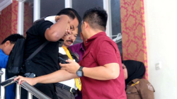 Ketua DPRD Provinsi Gorontalo Thomas Mopili jatuh pingsan saat mengikuti sidang paripurna istimewa DPRD dalam rangka Hari Ulang Tahun (HUT) ke-18 Gorontalo Utara di aula Kantor DPRD Gorontalo Utara, Sabtu (26/4/2025). ANTARA/HO-Ayis Abdullah