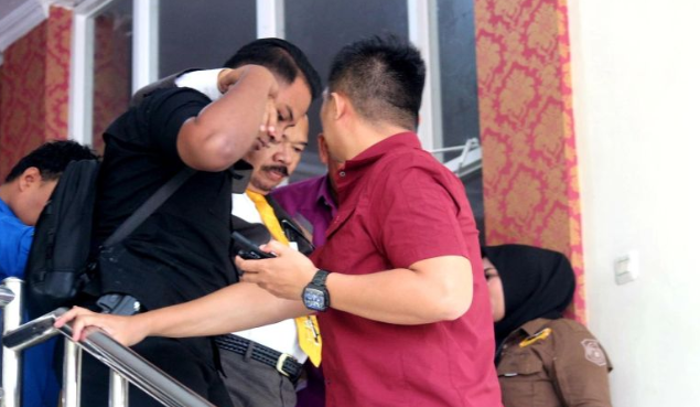 Ketua DPRD Provinsi Gorontalo Thomas Mopili jatuh pingsan saat mengikuti sidang paripurna istimewa DPRD dalam rangka Hari Ulang Tahun (HUT) ke-18 Gorontalo Utara di aula Kantor DPRD Gorontalo Utara, Sabtu (26/4/2025). ANTARA/HO-Ayis Abdullah