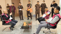 Tersangka WG (Wahyu Gunawan) dan tersangka MAN (Muhammad Arif Nuryanta) (kanan) bersama tersangka advokat AR (Ariyanto) (kiri) mengikuti rekonstruksi kasus yang digelar Jampidsus Kejaksaan Agung. (ANTARA/HO-Kejaksaan Agung RI)
