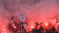 Suporter menyalakan flare usai laga lanjutan Liga 1 antara Persija Jakarta melawan Persib bandung di Stadion Patriot Candrabhaga, Bekasi, Jawa Barat, Minggu (16/2/2025). ANTARA FOTO/Akbar Nugroho Gumay/Spt.